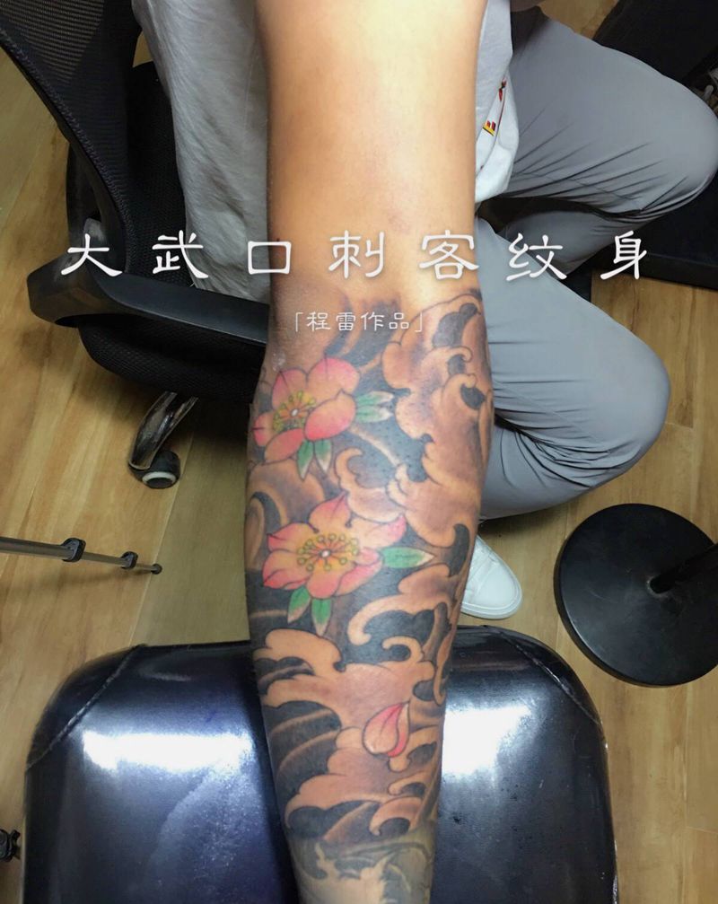 浪纹身图片_手臂纹身图案