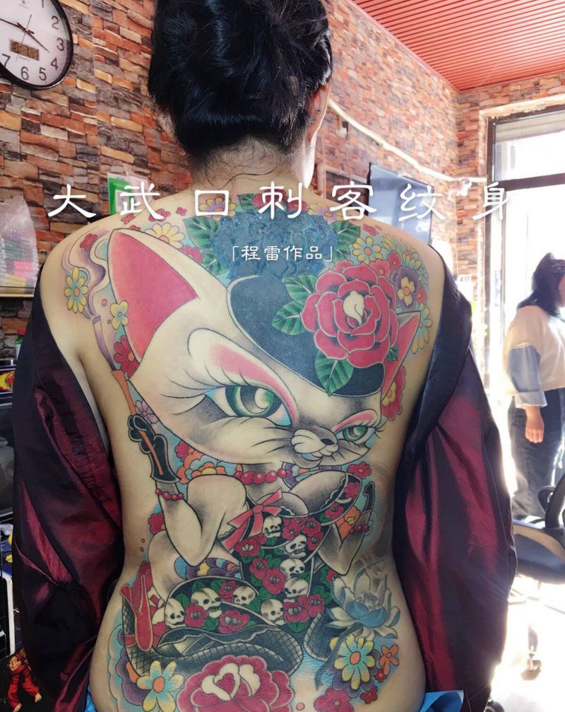 花猫纹身图片_背部纹身图案