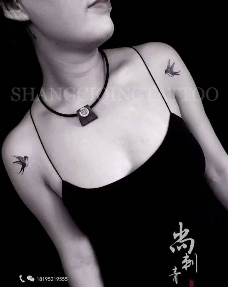 小燕子纹身图片_成品肩部欧美清新动物纹身图案