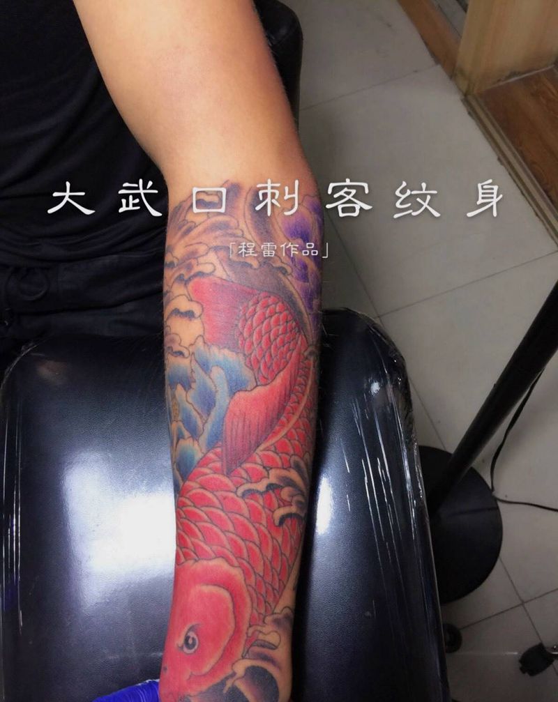 彩色鲤鱼纹身图片
