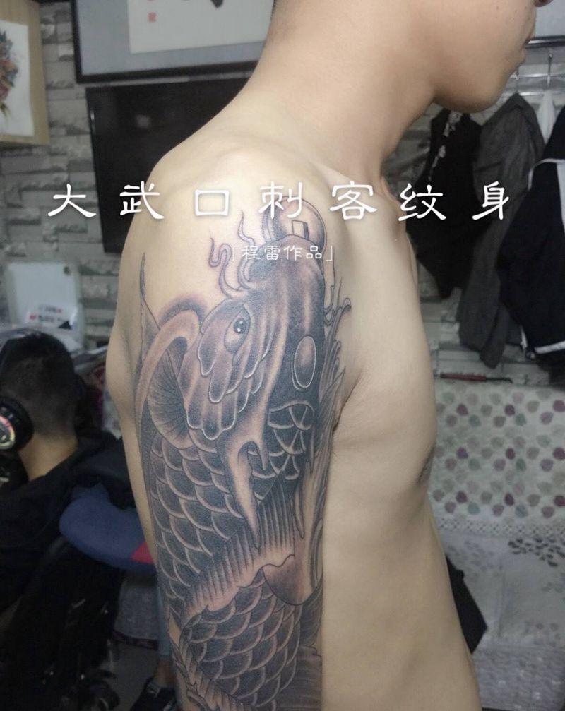 大臂鲤鱼纹身图片