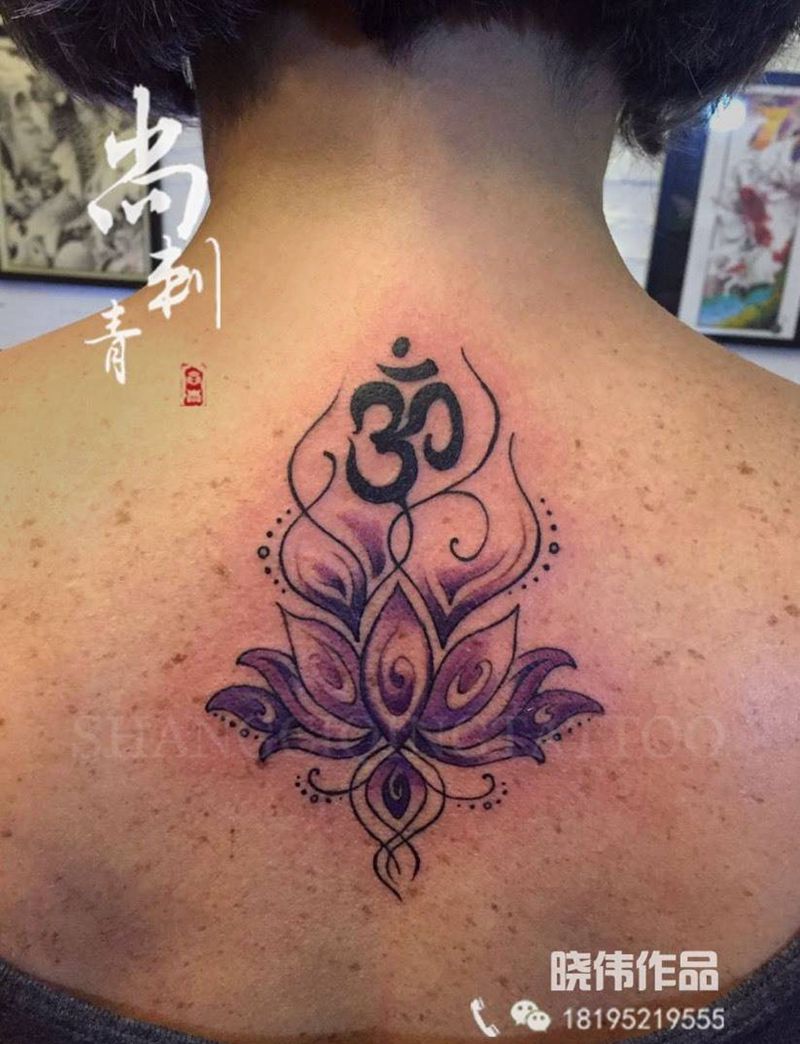 繁花纹身图片_成品背部欧美清新植物字符纹身图案