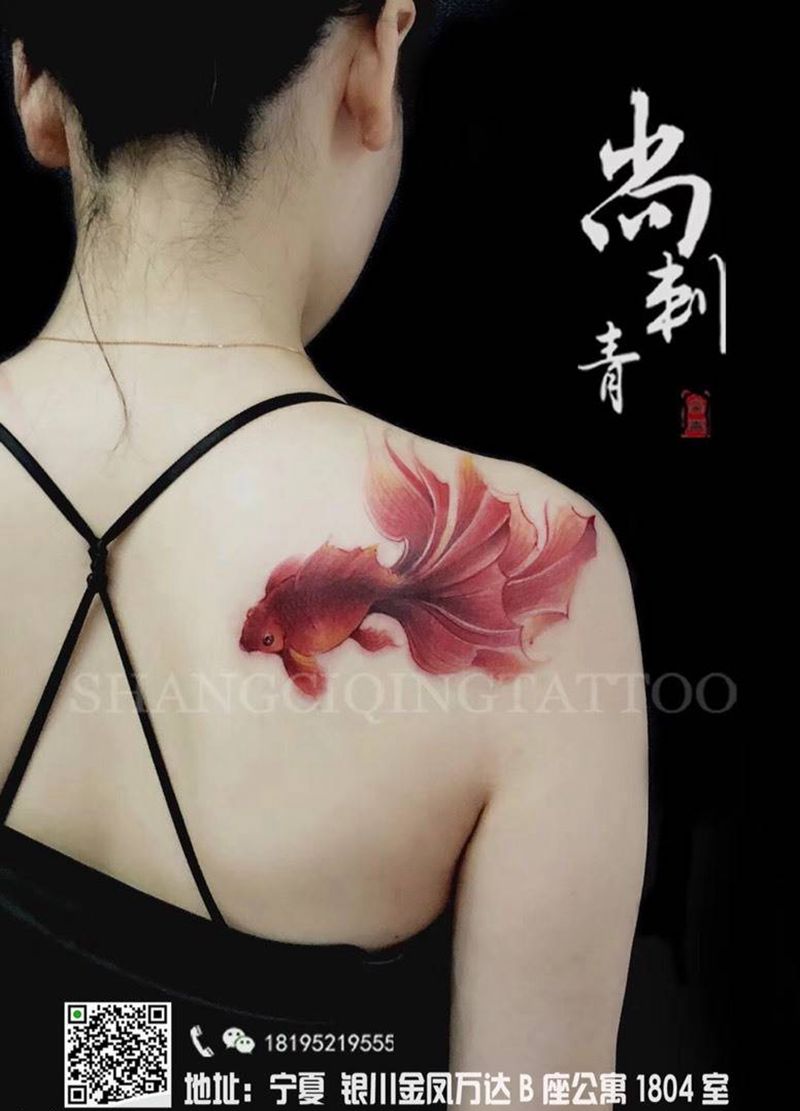 金鱼纹身图片_成品肩部清新传统动物原创纹身图案