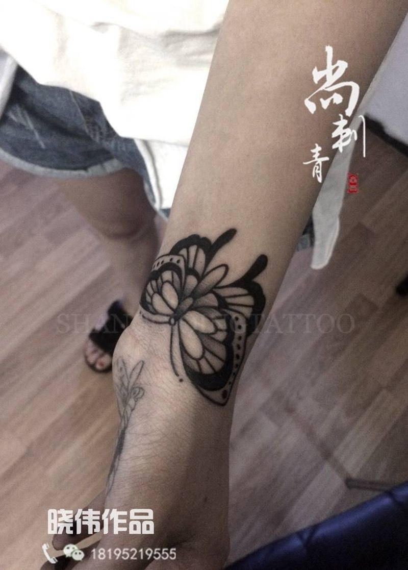 飞蛾纹身图片_成品手臂清新动物纹身图案