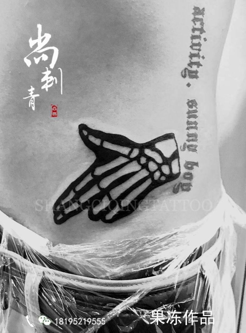 死黑小图纹身图片_成品腰部欧美纹身图案