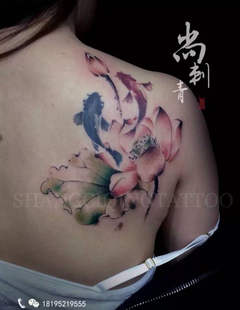 水墨荷花纹身图片_成品背部国画传统植物动物纹身图案