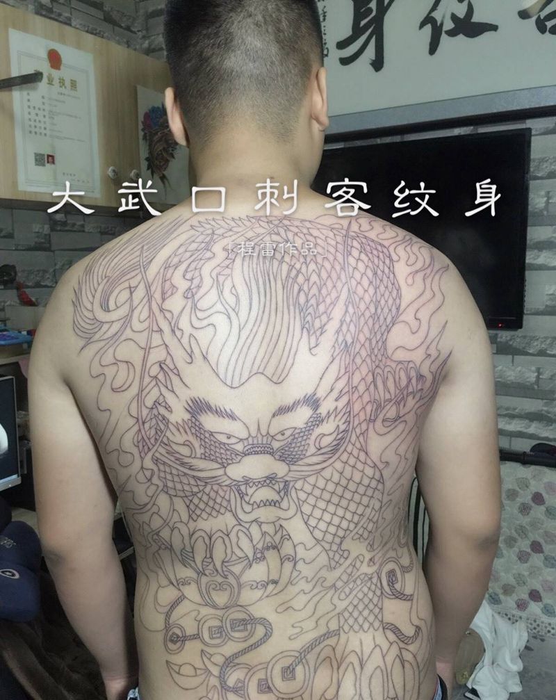 满背麒麟线条完工纹身图片