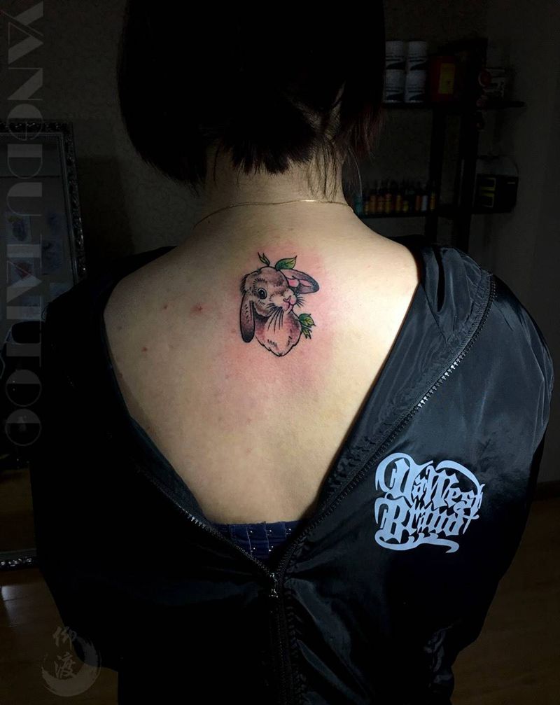 萌萌的小兔儿纹身图片_原创背部动物纹身图案