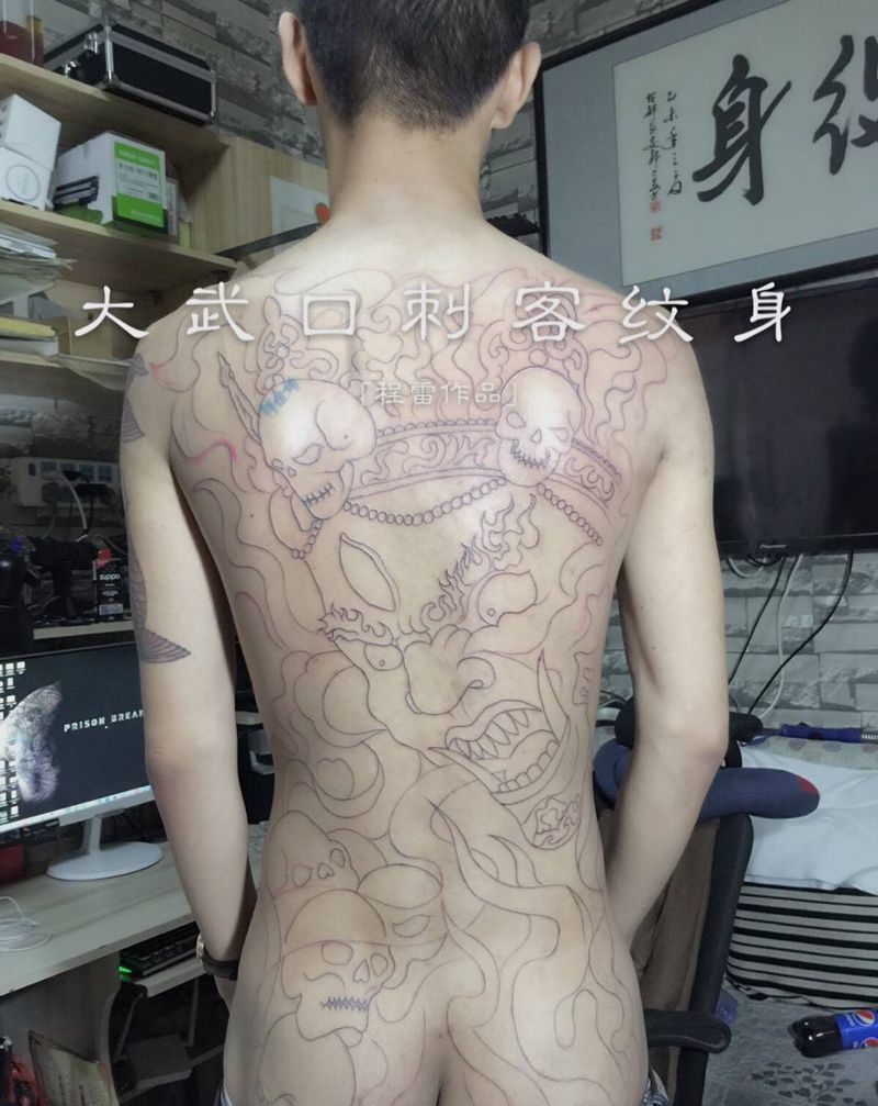 满背线条完工纹身图片