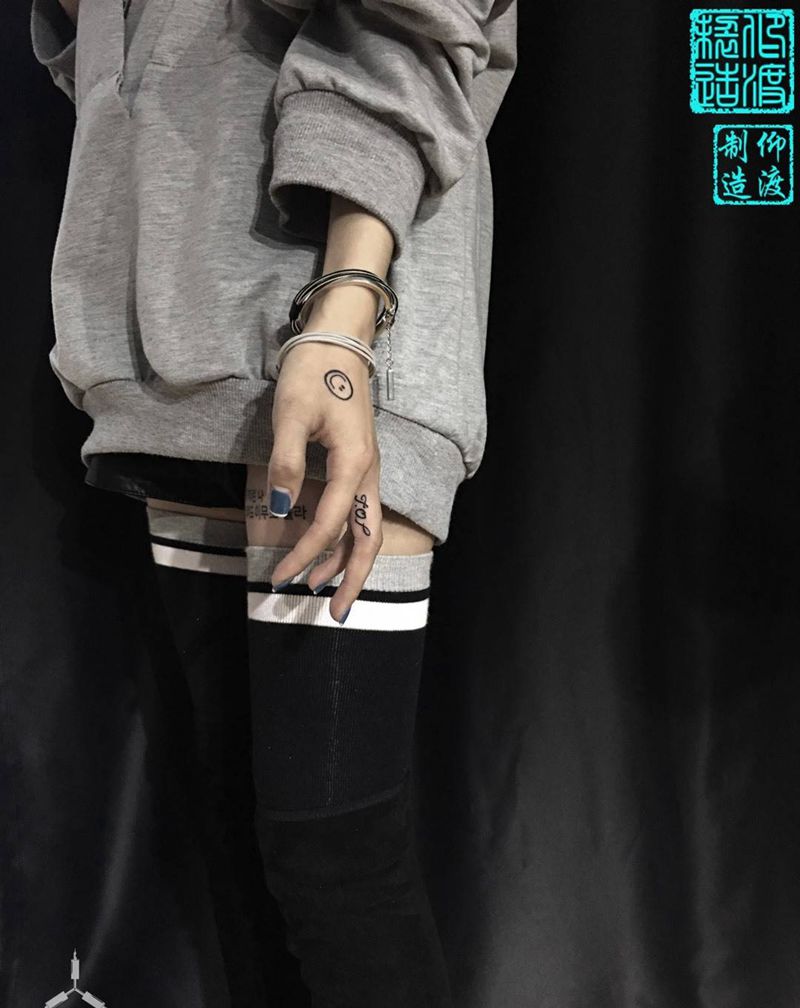 小清新×3纹身图片_手部花体字纹身图案