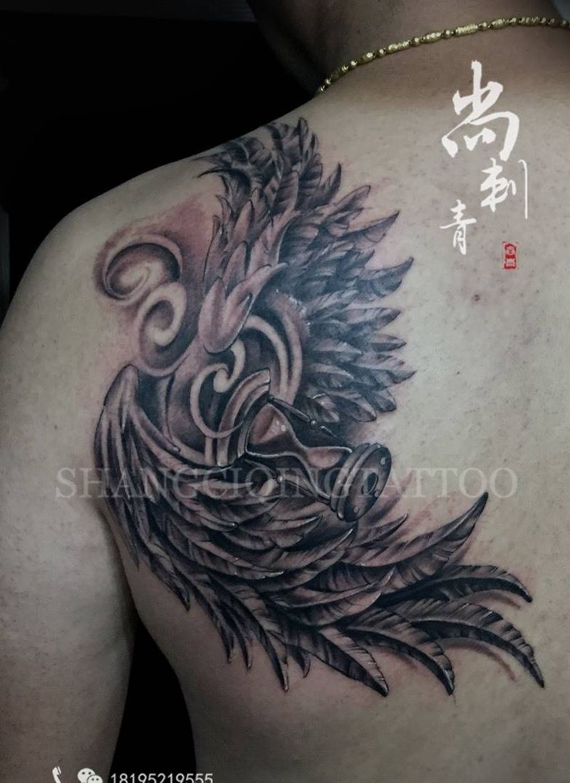 长翅膀的沙漏纹身图片_成品肩部背部欧美写实原创纹身图案