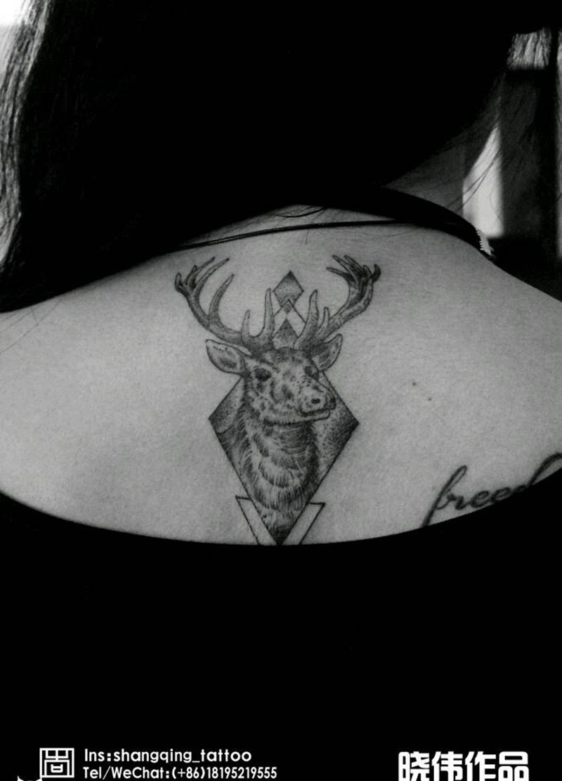 小鹿纹身图片_颈部几何小清新纹身图案