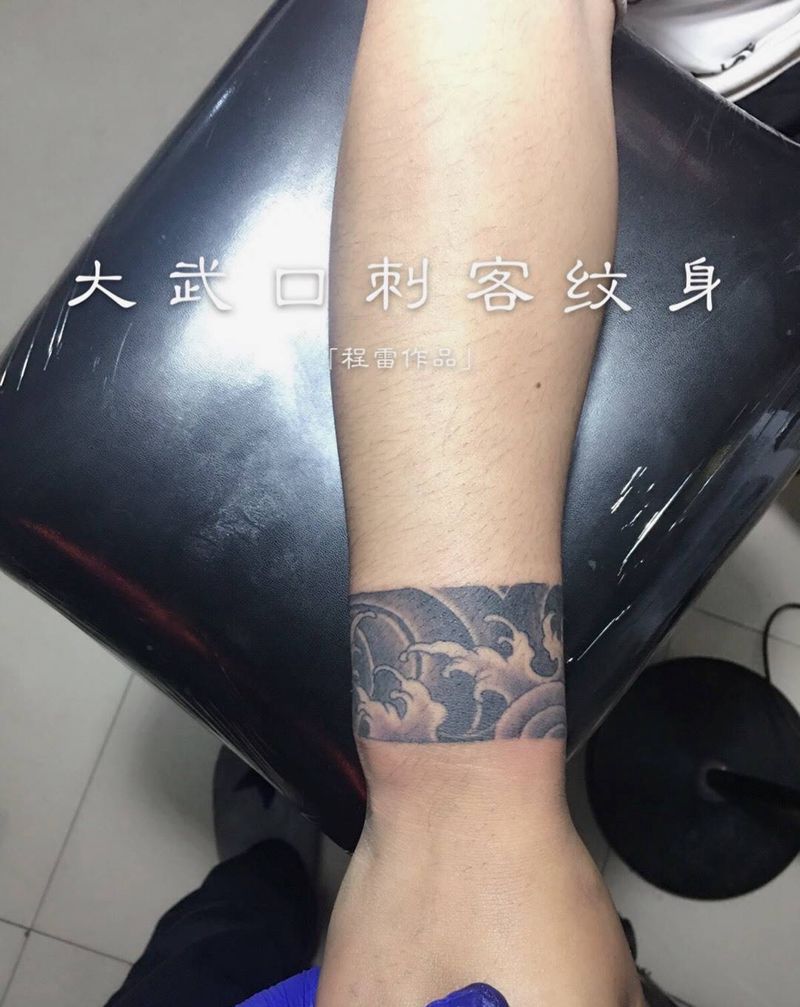 海浪臂环纹身图片