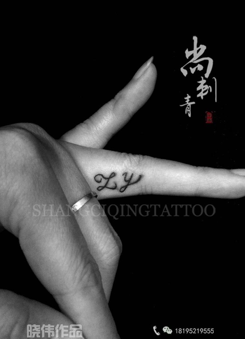 一个美女同时做两个小字母纹身图片