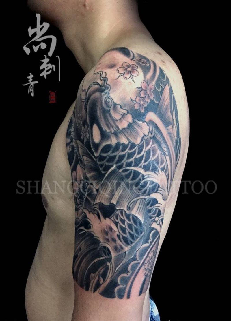 日式黑灰鲤鱼纹身图片_成品肩部手臂传统动物原创纹身图案