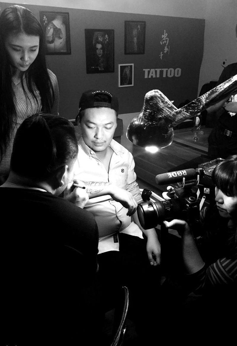 给一个摄影师朋友做的花体字母纹身图片_成品手臂欧美原创字符纹身图案