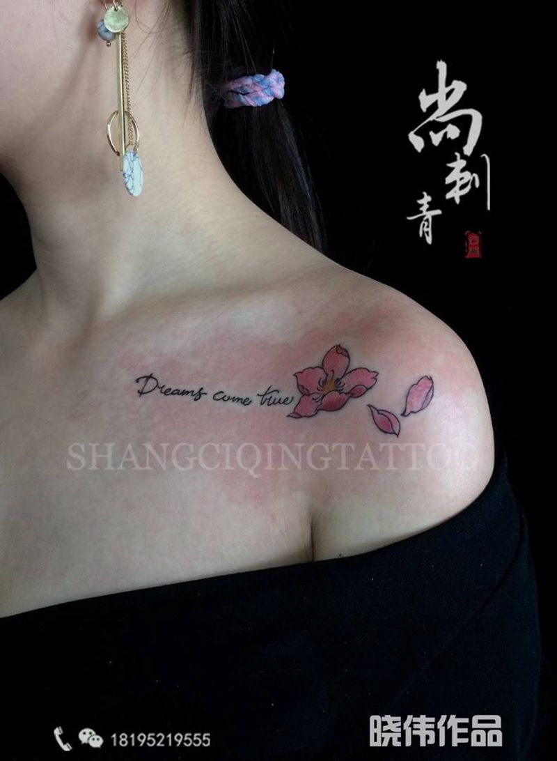 小桃花纹身图片_成品胸部肩部清新字符植物纹身图案