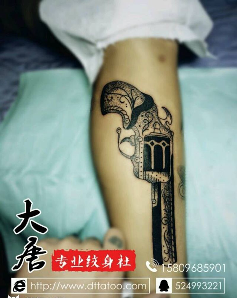 点刺枪纹身图片_银川大唐纹身图案