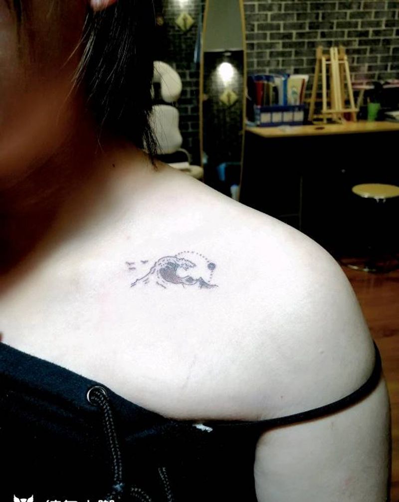 激流勇进纹身图片_颈部纹身图案