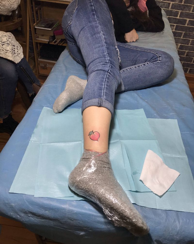 水蜜桃纹身图片_脚部纹身图案