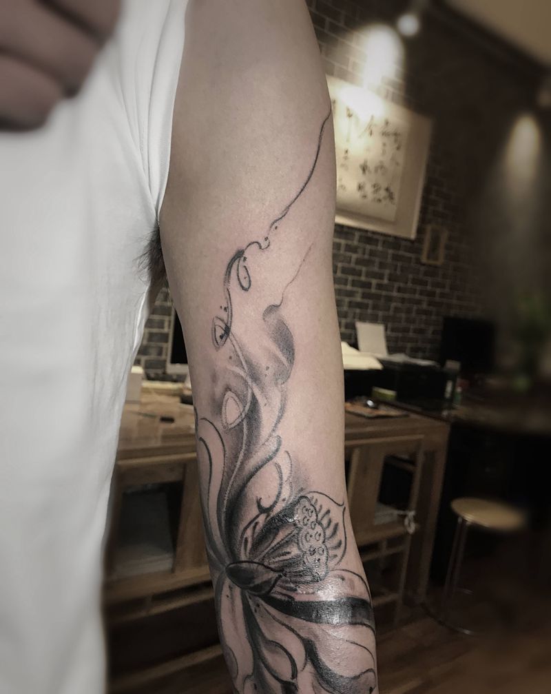 莲花遮盖疤痕纹身图片_手臂水墨纹身图案