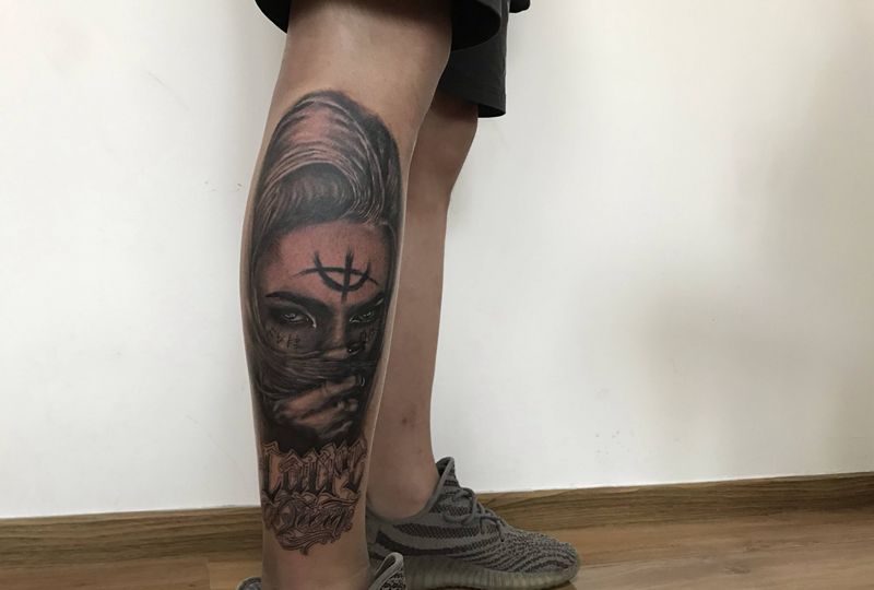 自带图纹身图片_腿部欧美写实纹身图案