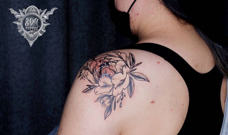 素花遮盖疤痕纹身图片_肩部点刺纹身图案