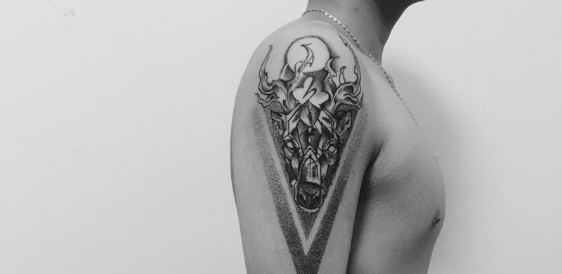 鹿纹身图片_肩部点刺纹身图案