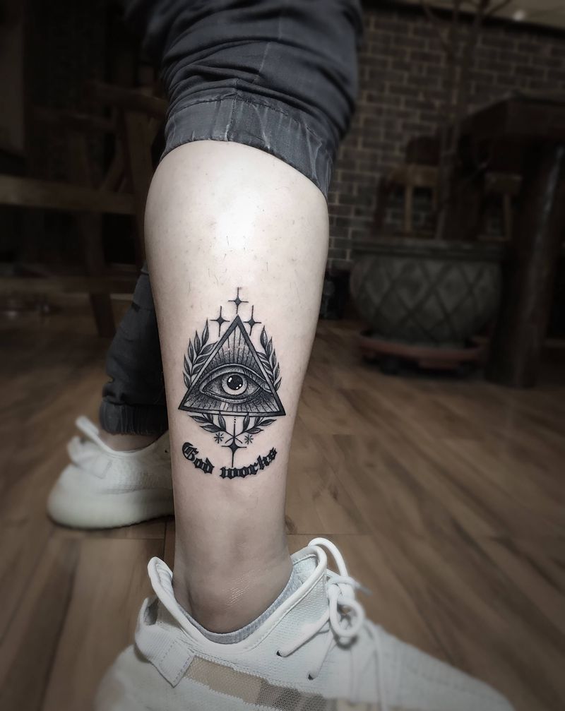 上帝之眼纹身图片_腿部纹身图案