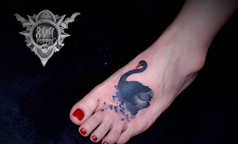水墨黑天鹅纹身图片_脚部水墨纹身图案
