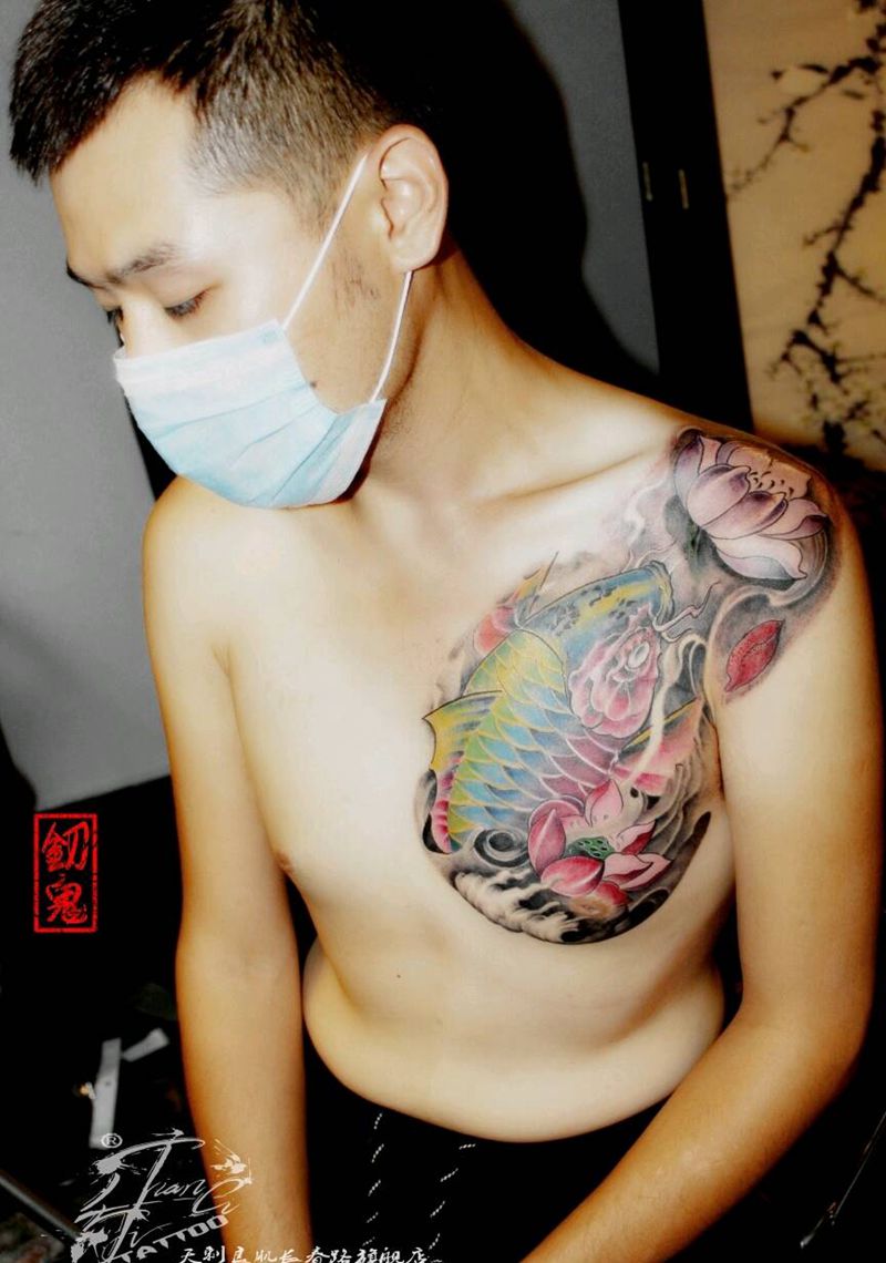 彩色鱼纹身图片_肩部胸部传统动物成品纹身图案