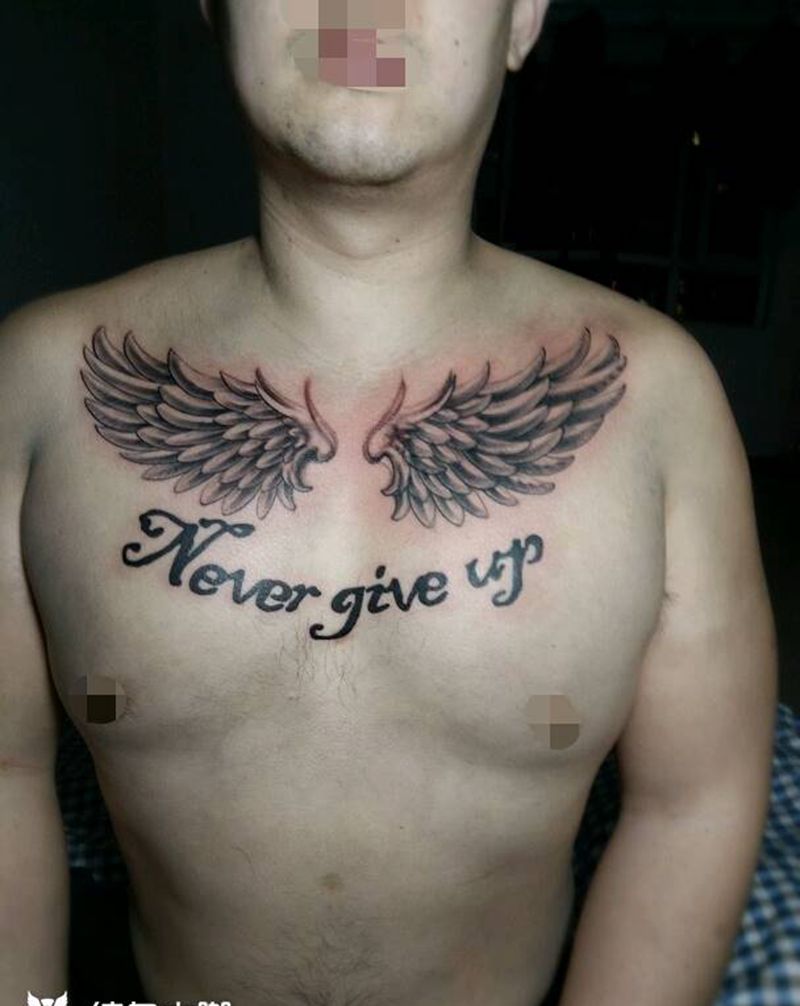 翅膀纹身图片_胸部欧美写实成品纹身图案