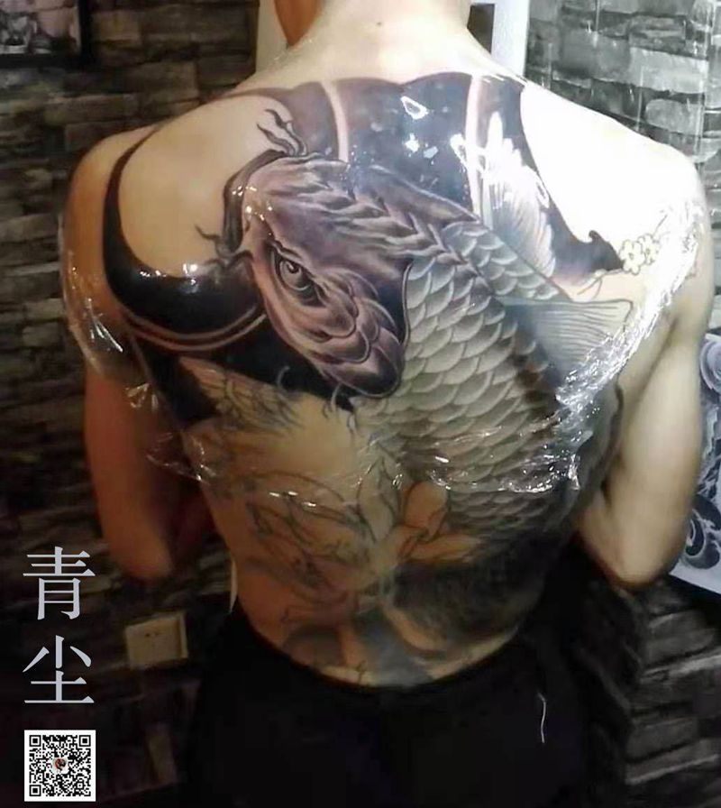 未完成纹身图片_背部纹身图案