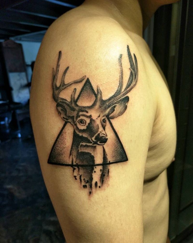 小鹿纹身图片_臀部几何动物纹身图案