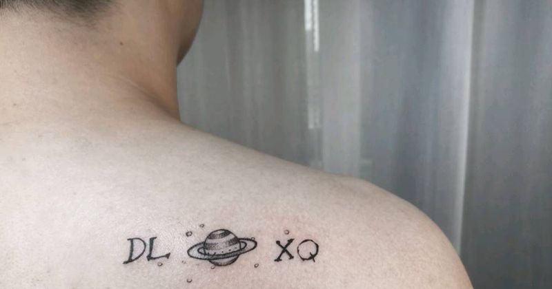 字母星球纹身图片_背部点刺纹身图案