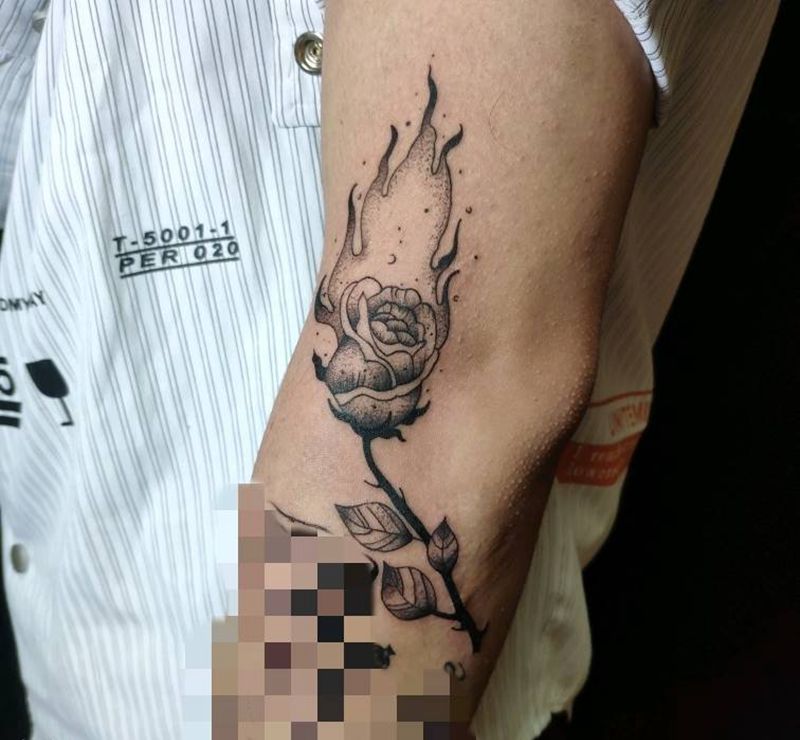 玫瑰小火苗纹身图片_手臂点刺纹身图案