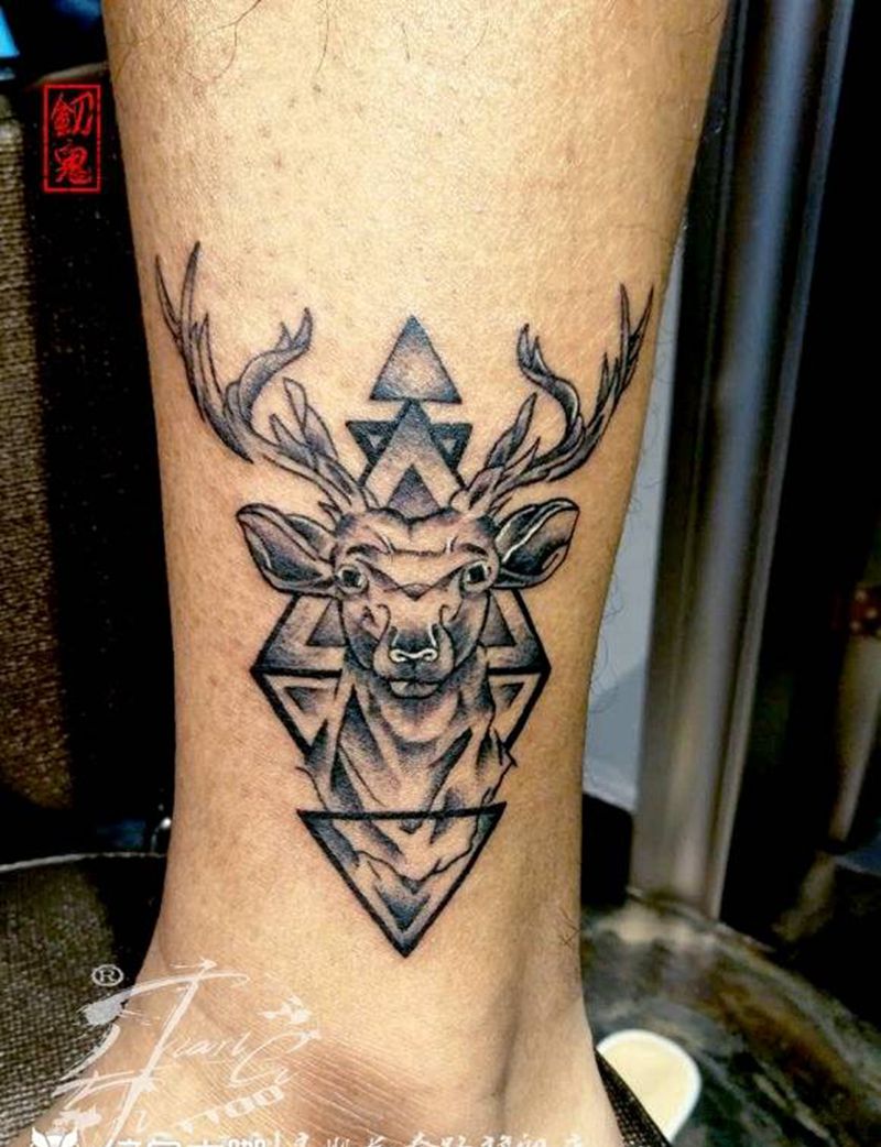 小鹿小鹿纹身图片_腿部动物成品手稿纹身图案