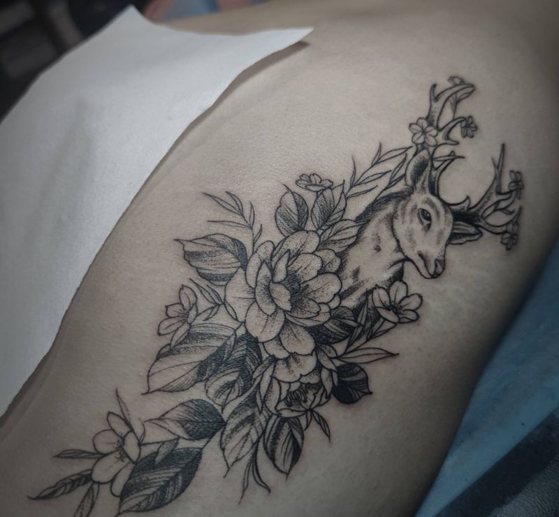 素花纹身图片_臀部点刺素花纹身图案