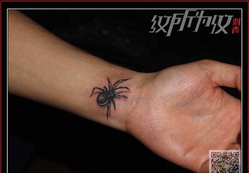 手腕蜘蛛纹身图片