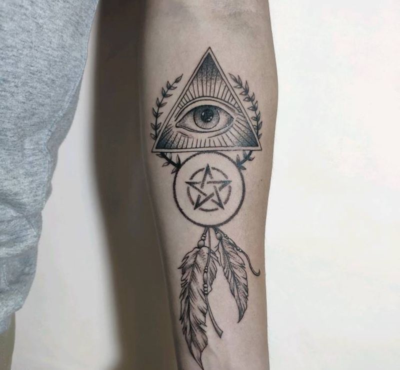 上帝之眼五芒星羽毛纹身图片_手臂点刺纹身图案