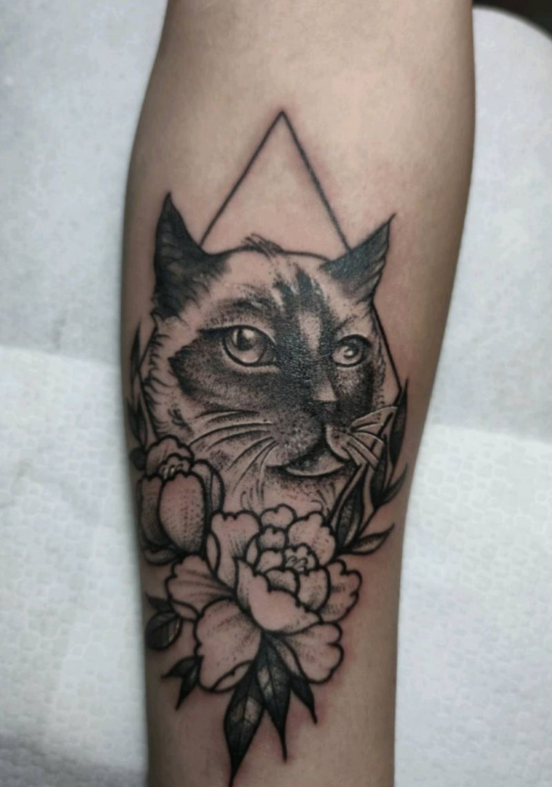 猫咪纹身图片_手臂点刺纹身图案