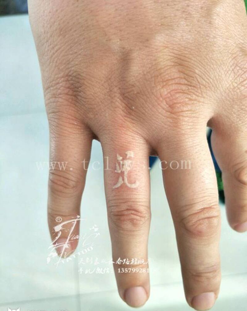 手指彩色字纹身图片_手部字符成品纹身图案