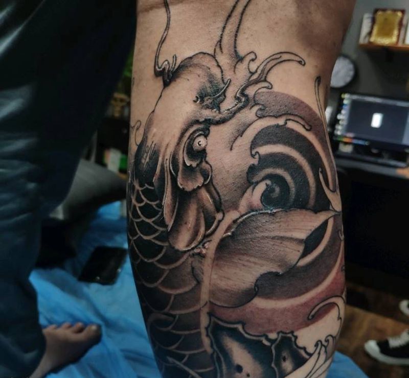 鲤鱼纹身图片_腿部新传统 鱼纹身图案
