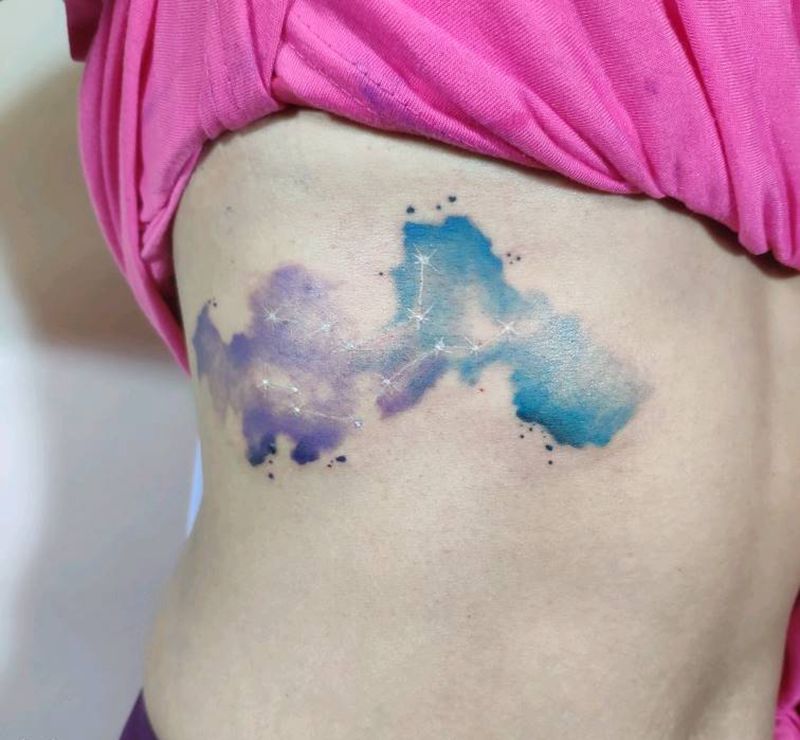 处女座水彩纹身图片_腰部水墨纹身图案