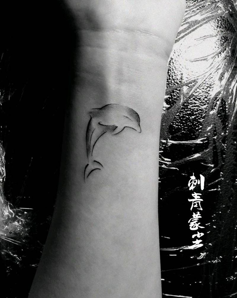 小海豚纹身图片_手臂手部清新动物成品纹身图案