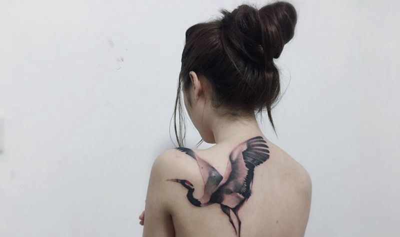 鹤纹身图片_背部水墨纹身图案