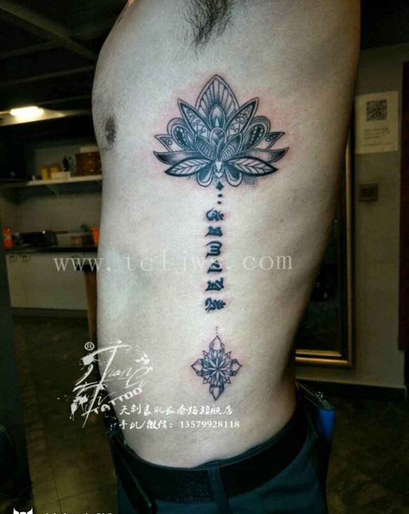 曼陀罗花加梵文纹身图片