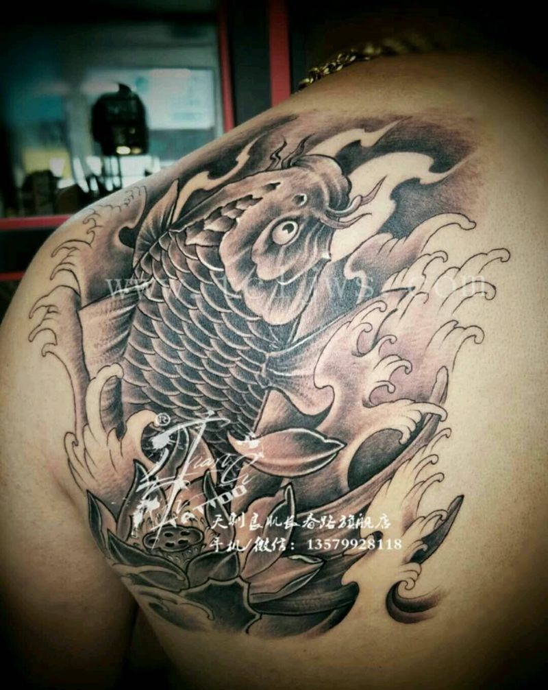 肩胛鱼纹身图片_背部传统成品纹身图案