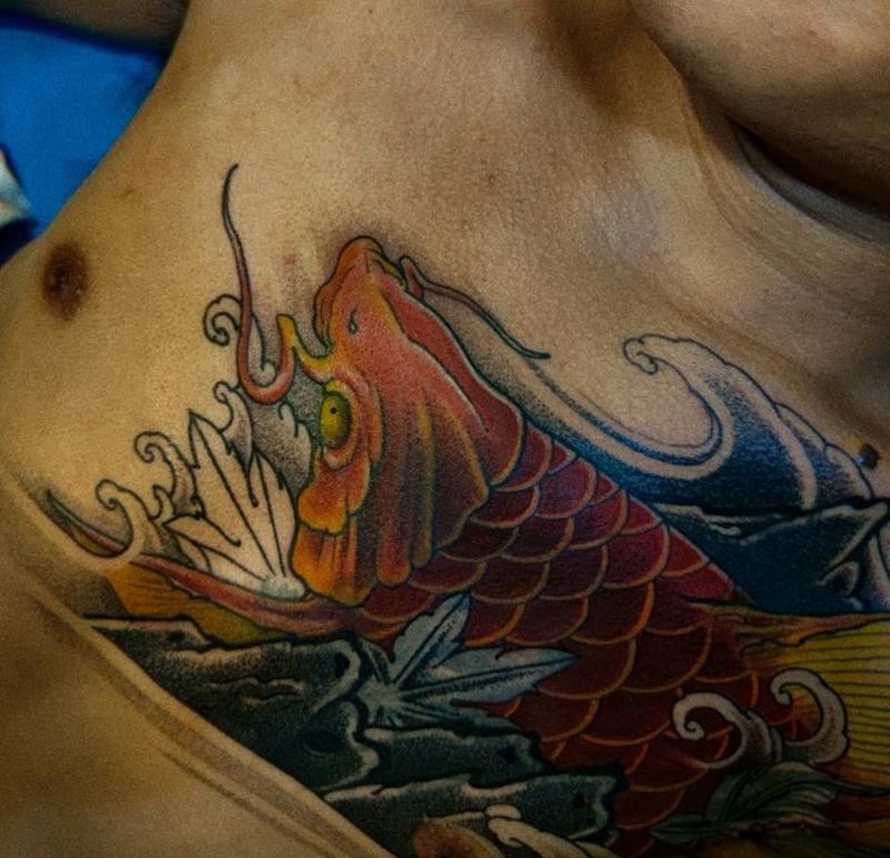 鲤鱼遮盖未完纹身图片_胸部新传统纹身图案
