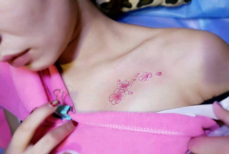 锁骨小花纹身图片